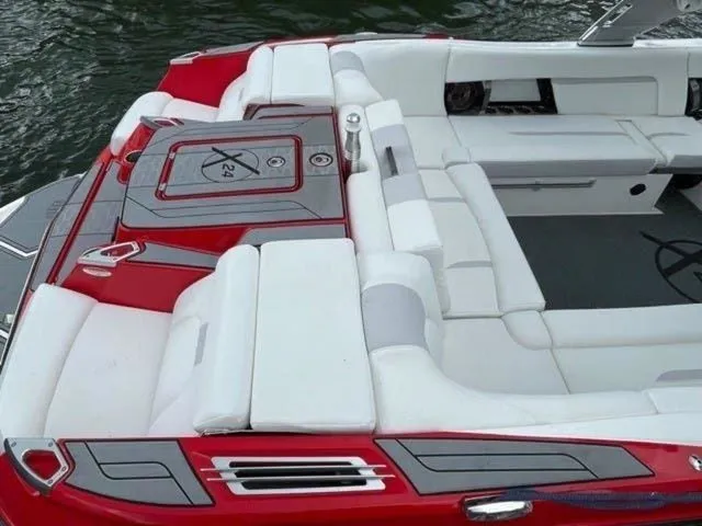Slide: The Image of MasterCraft X24 2021 - 7