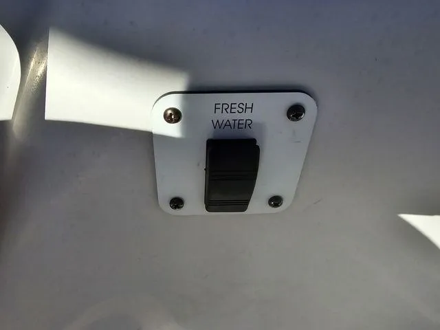 Slide: The Image of Four Winns 204 Funship 2006 - 7