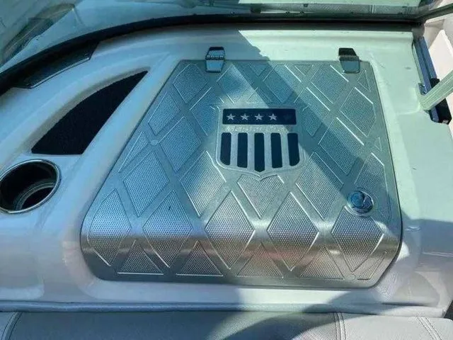 Slide: The Image of 2014 MasterCraft X30 boat deck with diamond pattern and emblem. - 26