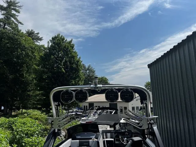 Slide: The Image of MasterCraft X24 2022 - 18