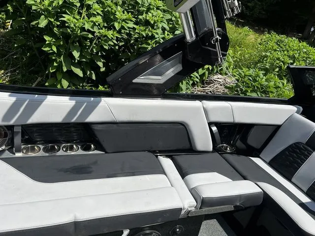 Slide: The Image of MasterCraft X24 2022 - 20