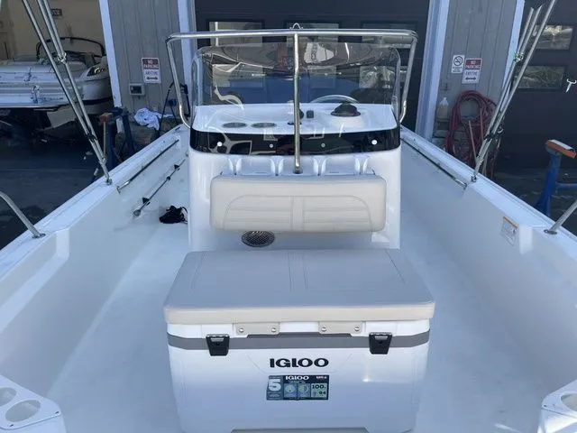 Slide: The Image of Boston Whaler 190 Montauk 2025 - 12