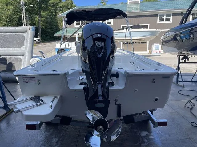 Slide: The Image of Boston Whaler 190 Montauk 2025 - 4