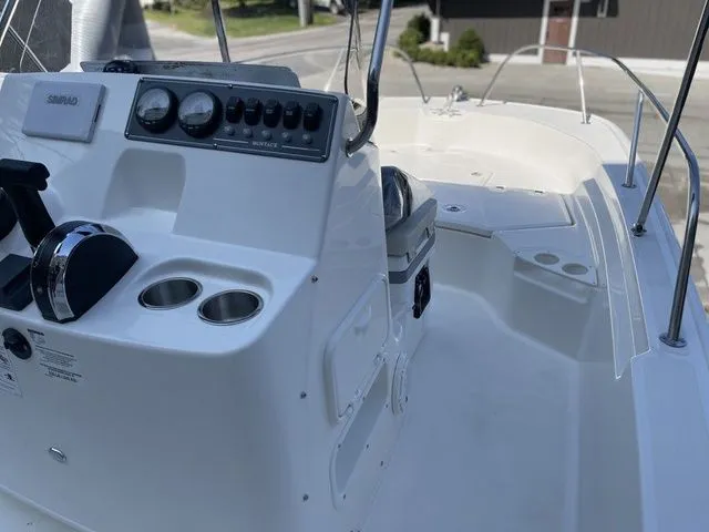 Slide: The Image of Boston Whaler 190 Montauk 2025 - 9