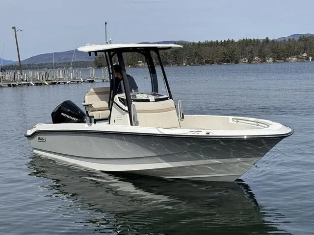 Slide: The Image of Boston Whaler 220 Dauntless 2025 - 12