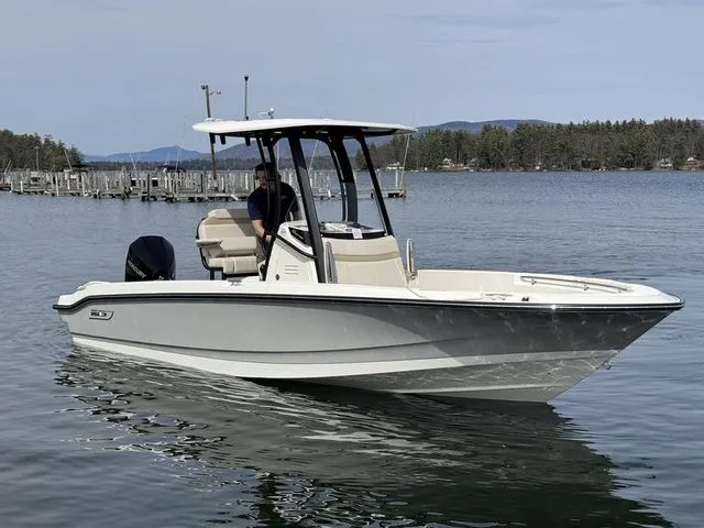 Slide: The Image of Boston Whaler 220 Dauntless 2025 - 13