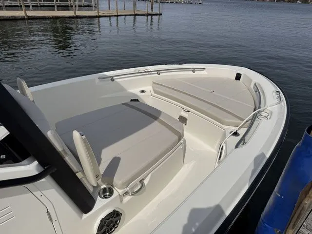 Slide: The Image of Boston Whaler 220 Dauntless 2025 - 15
