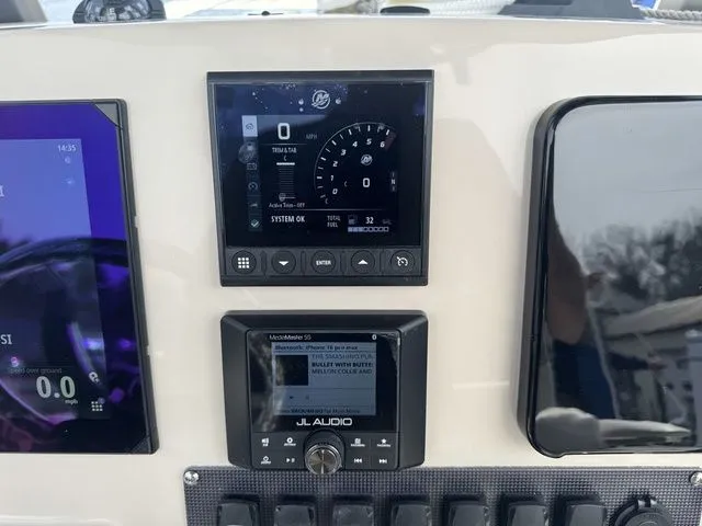 Slide: The Image of Boston Whaler 220 Dauntless 2025 - 18