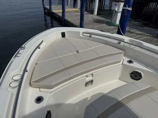 Slide: The Image of Boston Whaler 220 Dauntless 2025 - 20