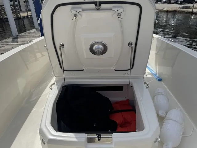 Slide: The Image of Boston Whaler 220 Dauntless 2025 - 22