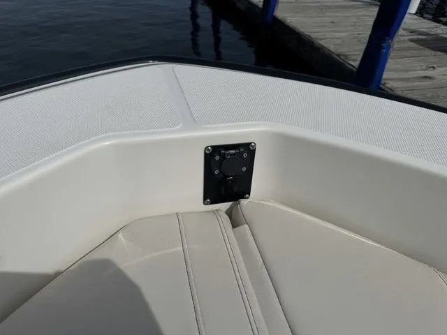 Slide: The Image of Boston Whaler 220 Dauntless 2025 - 24