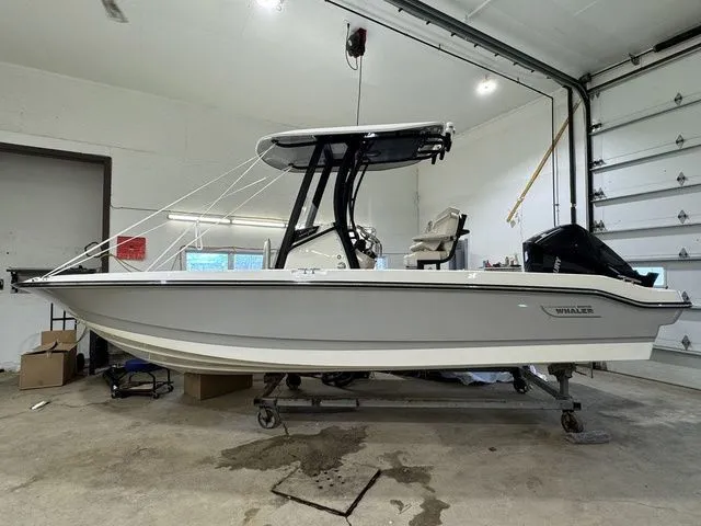 Slide: The Image of Boston Whaler 220 Dauntless 2025 - 25