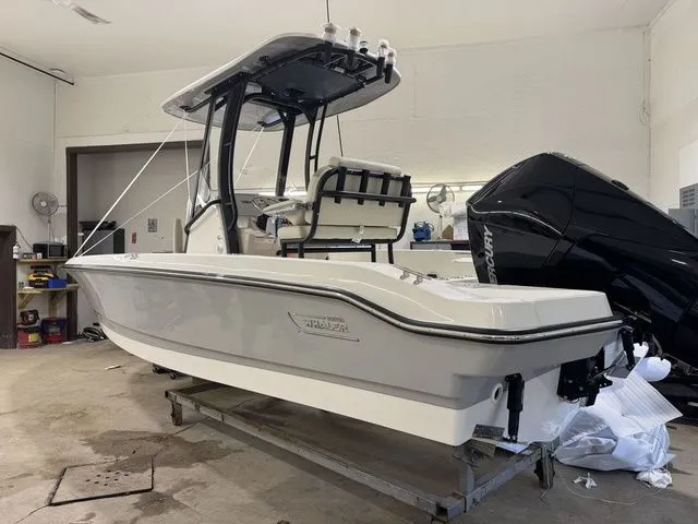 Slide: The Image of Boston Whaler 220 Dauntless 2025 - 27