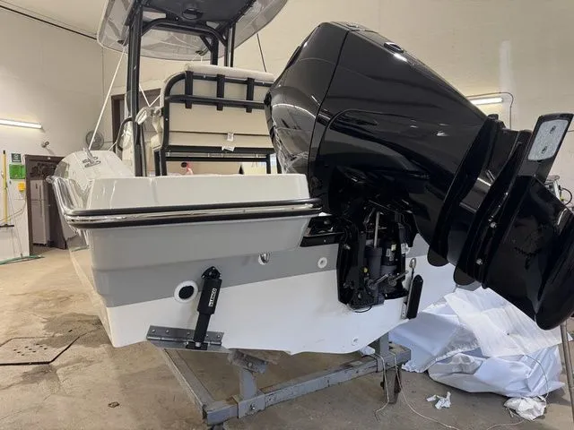 Slide: The Image of Boston Whaler 220 Dauntless 2025 - 29