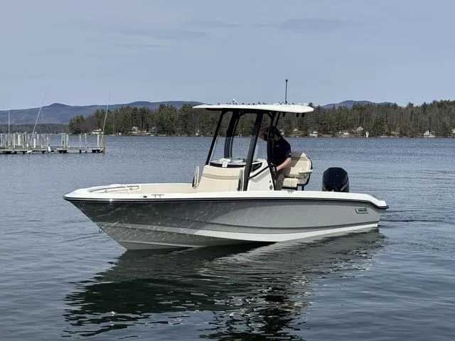 Slide: The Image of Boston Whaler 220 Dauntless 2025 - 3