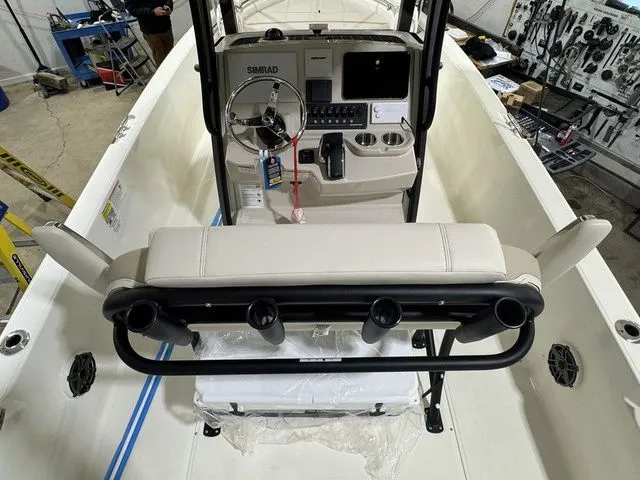 Slide: The Image of Boston Whaler 220 Dauntless 2025 - 31