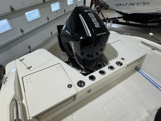 Slide: The Image of Boston Whaler 220 Dauntless 2025 - 32