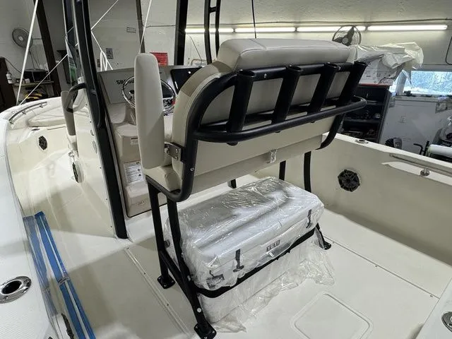Slide: The Image of Boston Whaler 220 Dauntless 2025 - 34