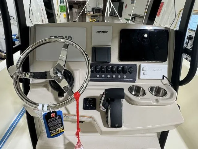 Slide: The Image of Boston Whaler 220 Dauntless 2025 - 35