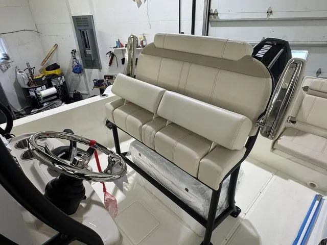 Slide: The Image of Boston Whaler 220 Dauntless 2025 - 36