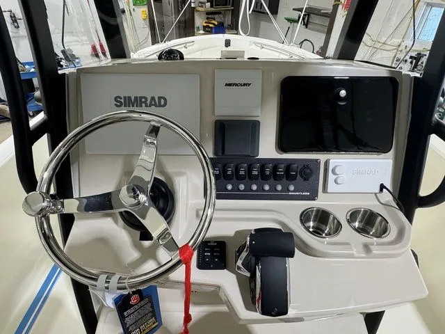 Slide: The Image of Boston Whaler 220 Dauntless 2025 - 37