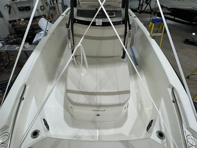 Slide: The Image of Boston Whaler 220 Dauntless 2025 - 39