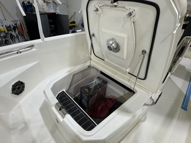 Slide: The Image of Boston Whaler 220 Dauntless 2025 - 40