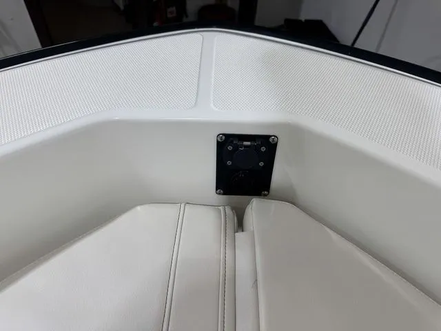 Slide: The Image of Boston Whaler 220 Dauntless 2025 - 44