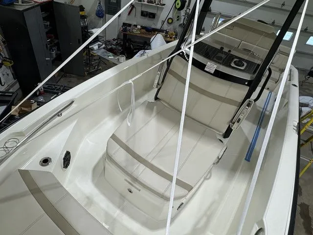 Slide: The Image of Boston Whaler 220 Dauntless 2025 - 46