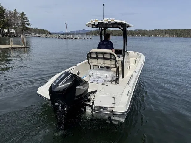 Slide: The Image of Boston Whaler 220 Dauntless 2025 - 5
