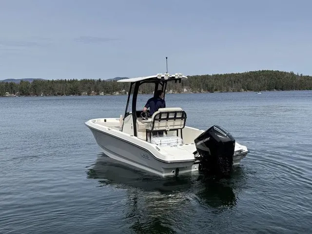 Slide: The Image of Boston Whaler 220 Dauntless 2025 - 6