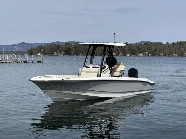 Slide: The Image of Boston Whaler 220 Dauntless 2025 - 9