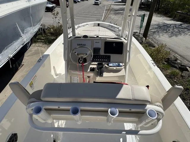 Slide: The Image of Boston Whaler 250 Dauntless 2025 - 12