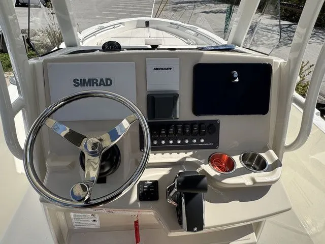 Slide: The Image of Boston Whaler 250 Dauntless 2025 - 16