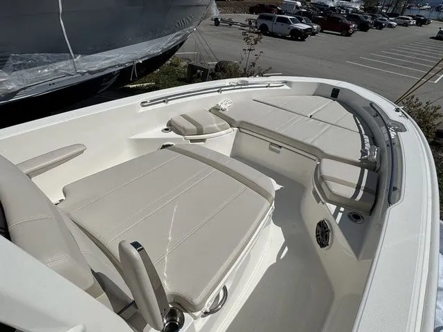 Slide: The Image of Boston Whaler 250 Dauntless 2025 - 22