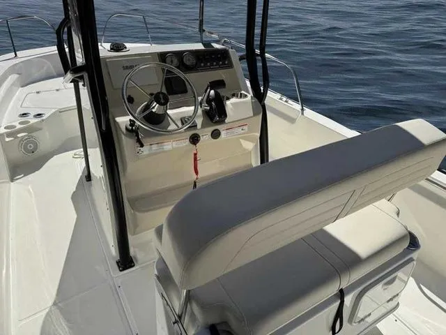 Slide: The Image of Boston Whaler 210 Montauk 2024 - 21