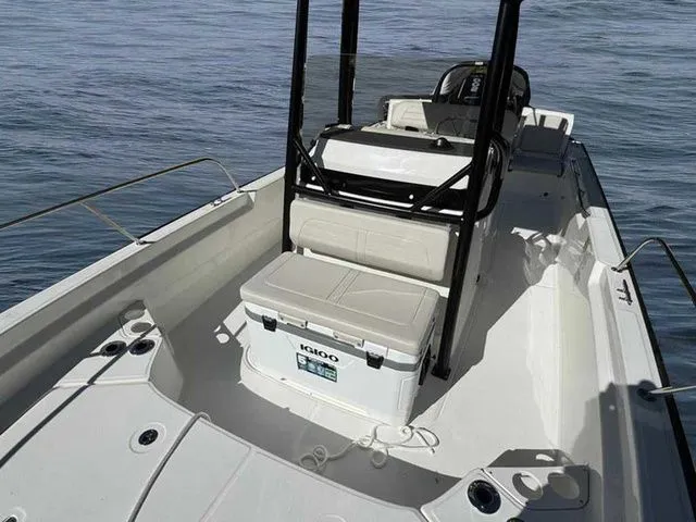 Slide: The Image of Boston Whaler 210 Montauk 2024 - 6