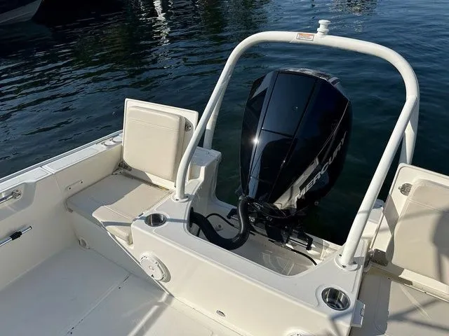 Slide: The Image of Boston Whaler 210 Montauk 2024 - 7