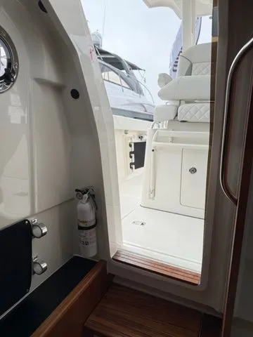 Slide: The Image of Pursuit S 328 Sport Center Console 2025 - 14