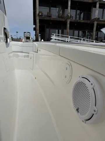 Slide: The Image of Pursuit S 328 Sport Center Console 2025 - 19