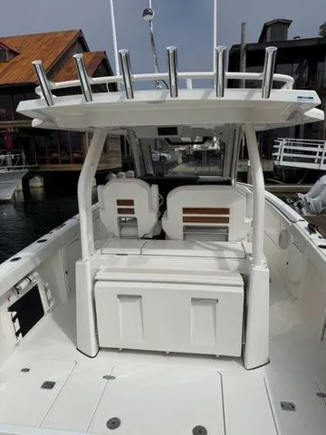 Slide: The Image of Pursuit S 328 Sport Center Console 2025 - 4