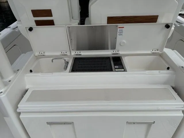 Slide: The Image of Pursuit S 328 Sport Center Console 2025 - 7