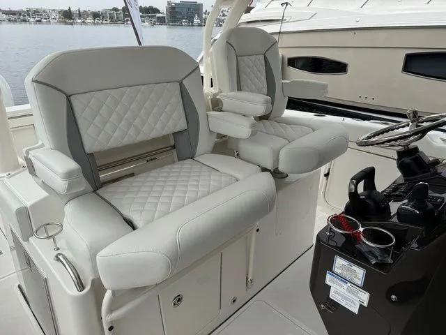 Slide: The Image of Pursuit S 328 Sport Center Console 2025 - 8