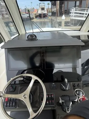 Slide: The Image of Pursuit S 328 Sport Center Console 2025 - 9