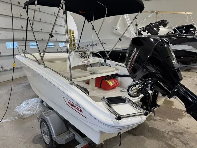 Slide: The Image of Boston Whaler 130 Super Sport 2025 - 5