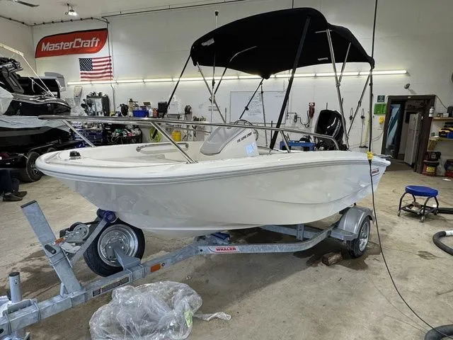 Slide: The Image of Boston Whaler 130 Super Sport 2025 - 6