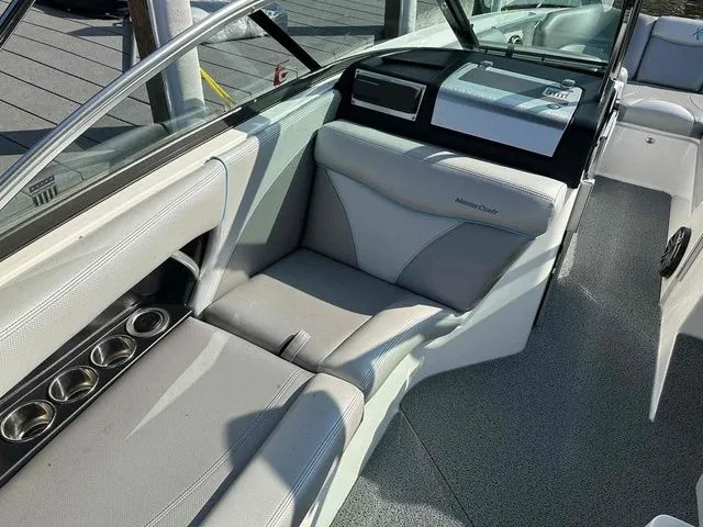 Slide: The Image of MasterCraft X46 2017 - 10