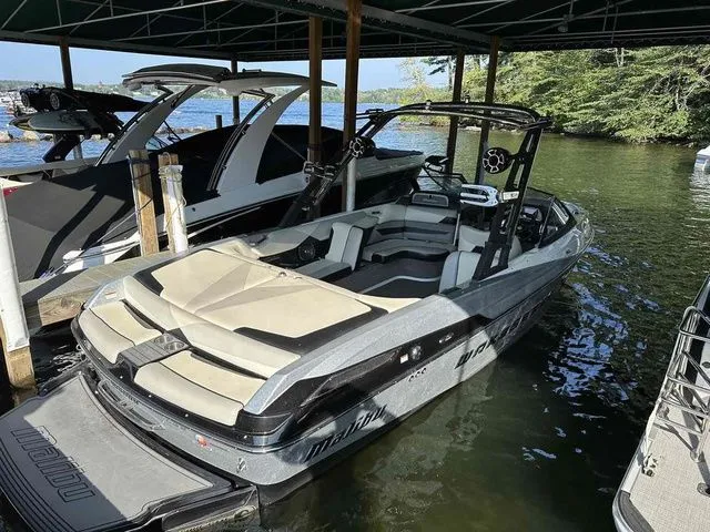 Slide: The Image of 2014 Malibu Wakesetter 23 LSV boat docked on a sunny lake. - 9
