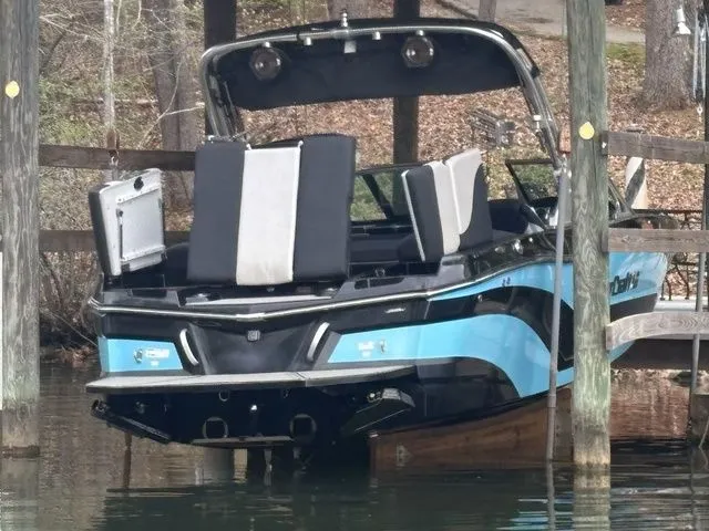 Slide: The Image of MasterCraft XT22 2018 - 12