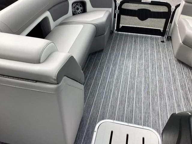 Slide: The Image of Premier 230 Solaris RL 2024 - 10